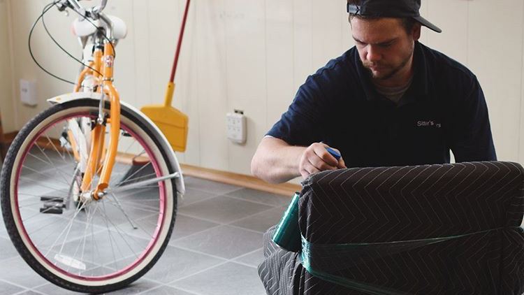 mover wrapping a furniture with blanket